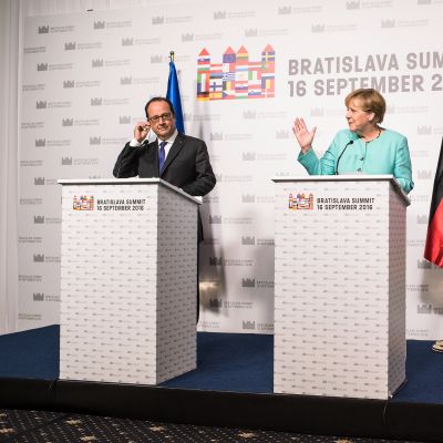 Saksan liittokansleri Angela Merkel ja Ranskan presidentti Francois Hollande tiedotustilaisuudessa Bratislavassa 16. syyskuuta 2016.