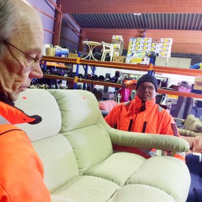 Kierrätyskeskuksessa tavara vaihtaa omistajaansa. Hannu Vitikainen (vas.) ja Kare-Juhana Wilenius työn touhussa Kotkan Goodwillissa.
