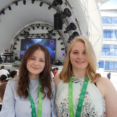Helmi Nurkkala ja Ida Salo kertovat maailmannäyttelyllä myös nuorten yrittäjyyskoulutksesta.