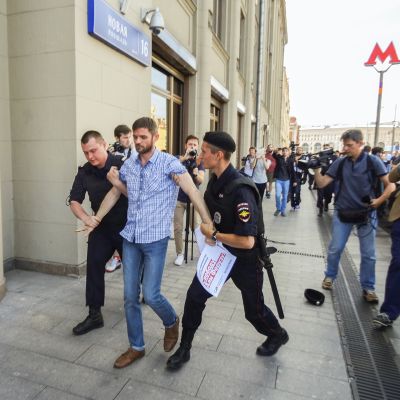Poliisi otti Jevgeni Pavlovskin kiinni ja vei hänet kuulusteltavaksi.