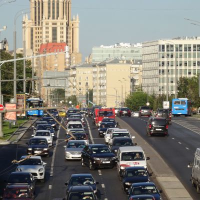 Paremmat tiet ja turvallisemmat autot ovat johtaneet liikennekuolemien vähenemiseen.