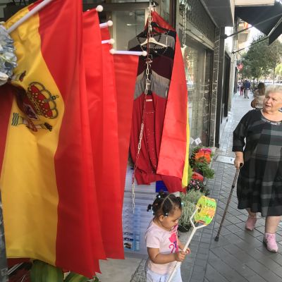 Espanjan lippuja kaupitellaan nyt näkyvästi Madridin keskustassa.