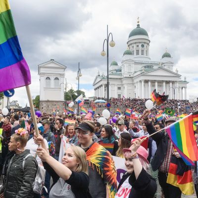 Helsinki pride Senaatintorilla.