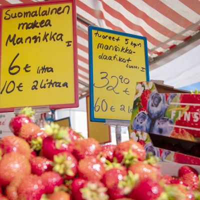 Mansikoita Oulun torilla.