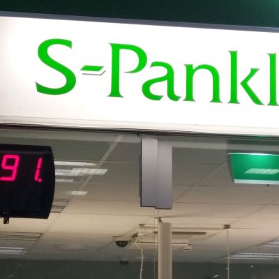 S-pankin kyltti toimipisteen yläpuolella.