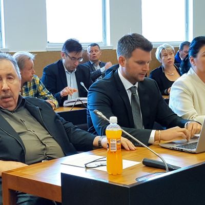 Reijo Pollari ja Kati Kärkkäinen Helsingin hovioikeudessa.
