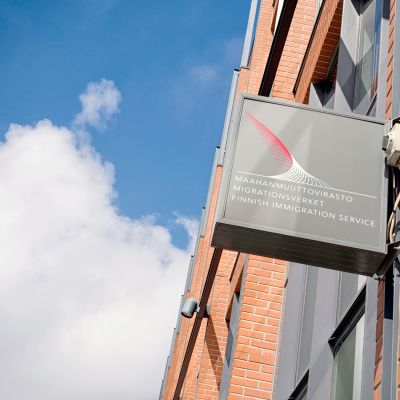 Maahanmuuttoviraston kyltti Helsingissä.
