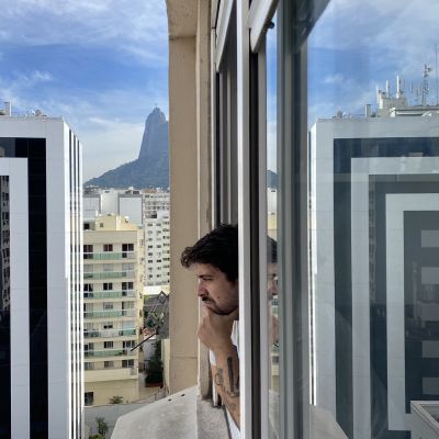 Alvaro Seixas, taideprofessori, taiteilija, Rio de Janeiro, Brasilia. Alvaro Seixas katsoo ulos asuntonsa ikkunasta Botafogon kaupunginosassa Rio de Janeirossa, jossa hän on koronakaranteenissa. Kuva otettu kesäkuussa 2020.