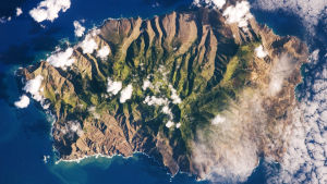 Sankta Helena sedd från Internationella rymdstationen ISS. Flygplatsen ligger på den molntäckta delen nere till höger på bilden. Ön Sankta Helena sedd från Internationella rymdstationen ISS.
