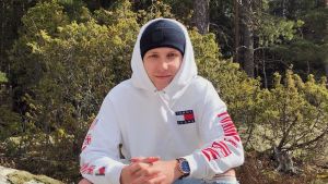 Hannes Gustavson lyckades höja sitt vitsord med två steg. En kille i munkjacka med uppfälld huva tittar rakt in i kameran och ler.
