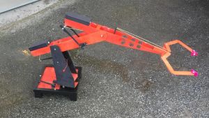 En hembygd liten lyftkran är en rolig leksak för stora som små. En enkel liten radiostyrd miniatyrlyftkran med grip som byggts av faner och styrs med fjärrkontroll.