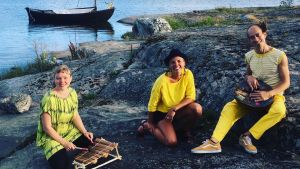 Bändet tog sig fram i skärgården med en snipa. Tre musiker sitter på en klippa i skärgården och i bakgrunden syns en snipa