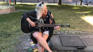 Ida Engman sjunger om hur det är att leva med en svår sjukdom. Singer-songwritern Ida Engman
