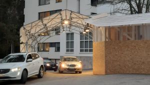 Coronatesterna tas utanför hälsovårdscentralens mottagning. Coronatestning i bilar i Jakobstad.