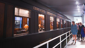 Marsalkka Fochin salonkivaunun replica Compiègnen aselepoaukion museossa Ranskassa. Ranskan marsalkka Ferdinand Fochin salonkivaunun replica Compiègnen aselepoaukion museossa, Ranskassa. Vaunussa allekirjoitettiin aselepo v. 1980 ja 1940.