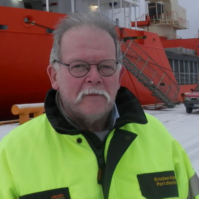 Hamndirektör Kristian Hällis i hamnen i Jakobstad