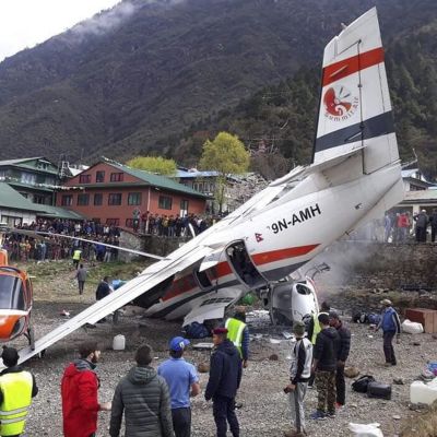 Kanadalaisvalmisteinen Twin Otter -pienkone törmäsi tuntemattomasta syystä kentällä olleeseen helikopteriin Tenzing Hillaryn lentokentällä Luklan pikkukaupungissa Nepalissa.