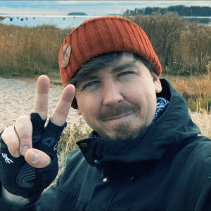 Viikon Tuukka eli toimittaja Tuukka Pasanen ottamassa selfietä Helsingin Kallahden luontomaisemaa vasten.