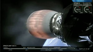 Falcon 9 -kantoraketin toisen vaiheen rakettimoottori toiminnassa ja lentotietoja.