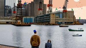 Teater Viirus och Ensemble Bulleribock dramatiserar Jockum Nordströms vardagsnära bilderböcker om Sailor och Pekka. Detalj ur affischbilden. Två gestalter, en lång man och en liten hund, tittar ut över en hamnbassäng där fraktskepp ligger ankrade. I bakgrunden syns höghus och lyftkranar.