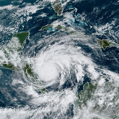 Karta på orkanen Iota som drar över Karibiska havet mot Nicaragua 