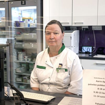 Apteekkari Kirsi Rosenqvist pleksilasin takana työpaikallaan Riihimäen Aarre apteekissa.