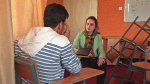 Det sociala trycket är stort i Afghanistan. Mohammad ses som misslyckad då han inte fick asyl, och därför vill han inte bli fotograferad så ansiktet syns. Afghanska flyktingen Mohammad med ryggen vänd mot kameran.