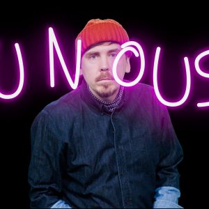 Kuvassa Viikon Tuukka eli toimittaja Tuukka Pasanen katsomassa kameraan ja hänen edessään lukee neonpinkein kirjaimin runous.