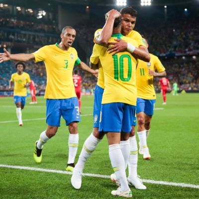Brasilian pelaajat juhlivat.