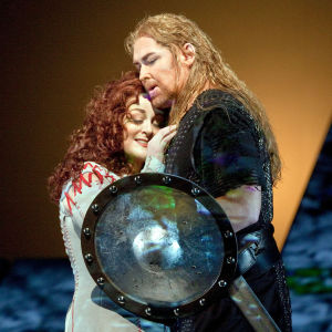 Jay Hunter Morris (Siegfried) ja Deborah Voigt (Brünnhilde) Wagnerin Ring-sarjan päätösosassa Jumalten tuho.