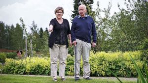 Carina Nynäs och Lars Bergquist i Aspegrenska trädgården. Foto Kasper Gustavson. Carina Nynäs och Lars Bergquist i Aspegrenska trädgården.