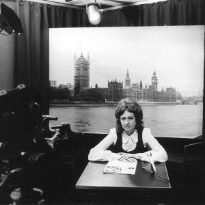 Ylen lontoon kirjeenvaihtaja Eeva Lennon pöydän ääressä tv-studiossa