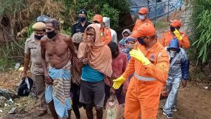 Räddningsarbetare evakuerar drabbade i indiska delstaten Odisha efter stormen. Räddningsmanskap evakuerar drabbade människor i indiska Odisha efter stormen. 10 miljoner människor kan ha drabbats av stormen.