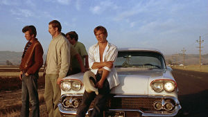 Kuin unta. Harrison Ford (oik.) ja muuta cruisailevaa "svengijengiä" elokuvassa American Graffiti.