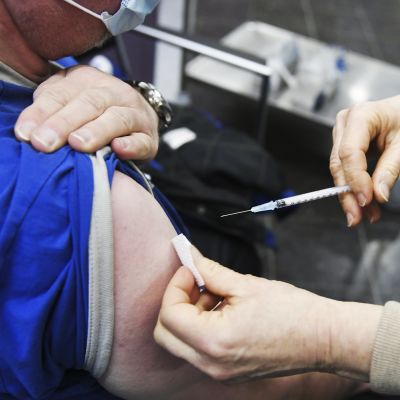 Hoitaja antaa rokotuksen Astra Zenecan rokotteella koronarokoteasemalla Vantaalla Sanomalassa torstaina 11. maaliskuuta 2021.