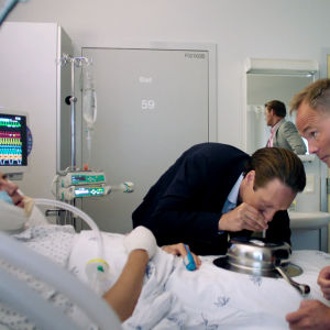 De gör precis vad de vill. Tre män kring en patient som ligger medvetslös i en sjukhussäng. Den ena sniffar kokain.