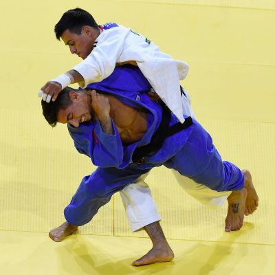 Israelin judoka Tal Flicker (sininen puku) ja lajilegenda, Ukrainan Georgii Zantaraia tatamilla