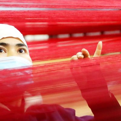 Local workers, standing along the production line, are busy at producing carpet at a spinning mall in Urumchi city, northwest China¡¯s Xinjiang Uyghur Autonomous Region, 18 November 2020.