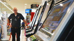 Stefan Möller tycker inte det skulle vara bra att plocka bort spelautomater. En man står bredvid en rad med spelautomater.