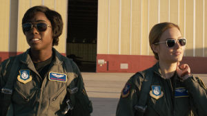 Från wingwoman till huvudroll. Lashana Lynch med Brie Larson i Captain Marvel. Captain Marvel och hennes bästis Maria på väg mot sitt stridsflyg.