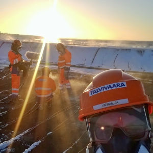 dokumentin kuvaamista talvivaarassa