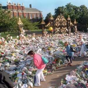 Kensington Palace formligen dränktes i blommor efter prinsessan Dianas död den 31 augusti 1997. Ett blomhav utanför Kensington Palace som hade varit prinsessan Dianas residens innan hennes död. Hon dog i en bilolycka i paris, 31 augusti 1997.