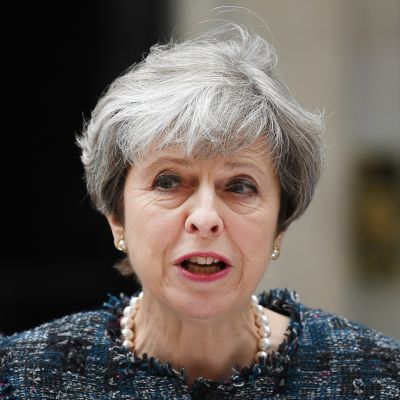 Britannian pääministeri Theresa May puhui keskiviikkona 3. toukokuuta 2017 virka-asuntonsa edessä Downing Street 10:ssä.