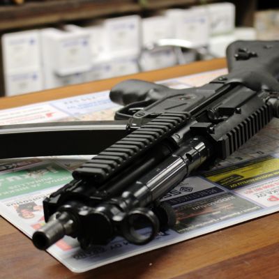 MP5-konepistooli pöydällä.