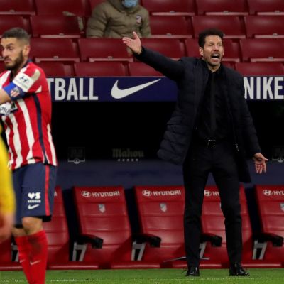 Diego Simeone viittoo ohjeita kentän laidalla.