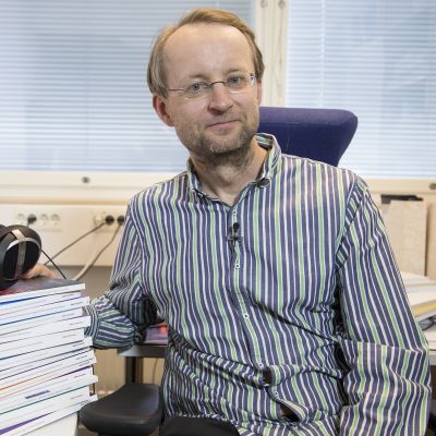 Professori Antti Kurimo Aalto-yliopistosta on ohjannut ison pinon puheentunnistukseen liittyviä väitöskirjoja. Alan tutkijoita on palkattu tekoälyä ja puheentunnistusta kehittävien Googlen ja Amazonin palvelukseen. - Myös julkaisumme luetaan tarkkaan, ja niitä hyödynnetään tuotekehityksessä, hän sanoo.