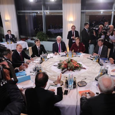 Angela Merkel, Vladimir Putin, Francois Hollande ja Petro Poroshenko pyöreän pöydän ääressä.