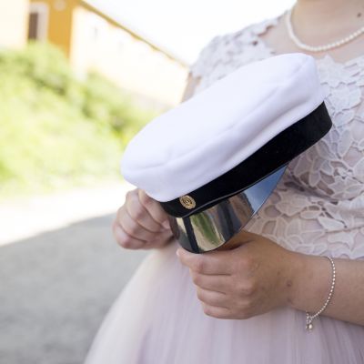 Kallion lukion vegaaniylioppilaslakki.