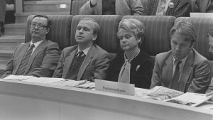 Erkki Liikanen var SDP-partisekreterare under Kalevi Sorsas ordförandetid. Svartvit bild med SDP-partidelegation; från vänster Sorsa, Liikanen,Työläjärvi, Ahde.