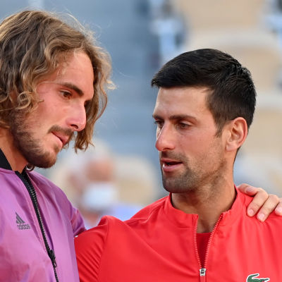 Novak Djokovic tröstar sin motståndare Stefanos Tsitsipas.